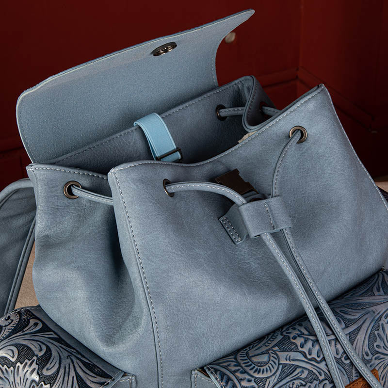 Sac à dos vintage avec motif floral gravé.