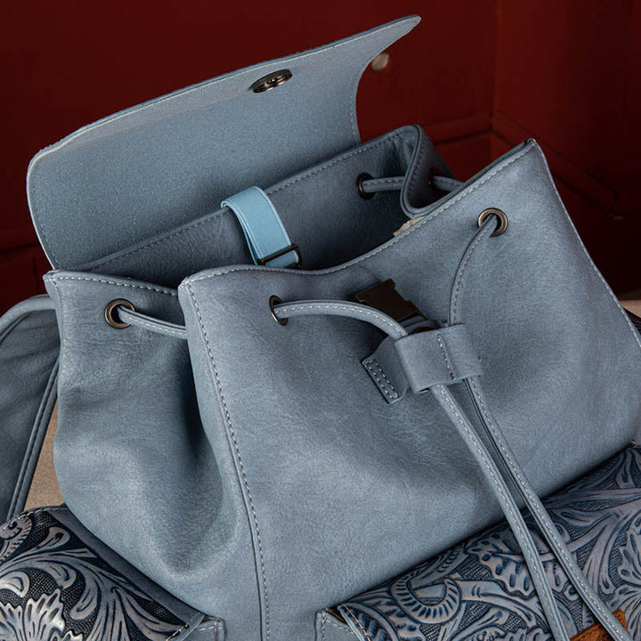 Sac à dos vintage avec motif floral gravé.